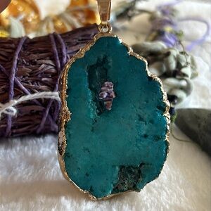 NWT Blue Druzy Geode Gold tone Pendant ✨
